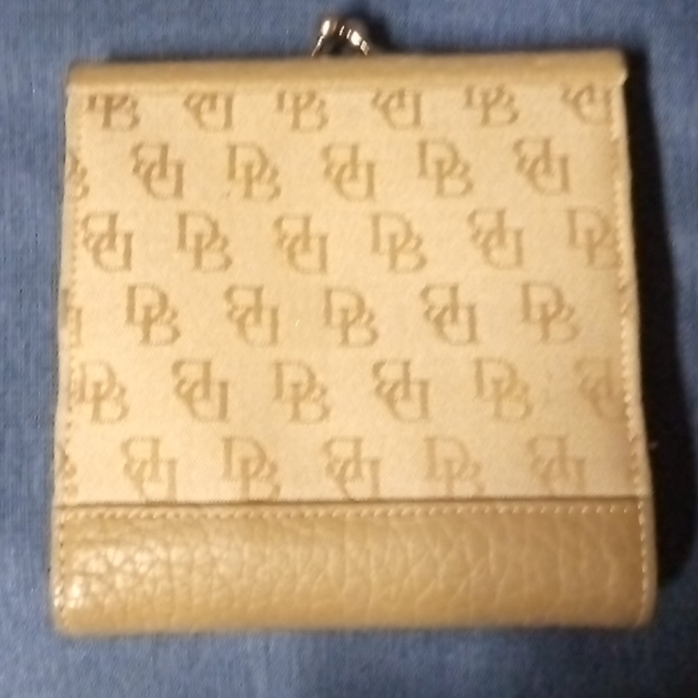 Dooney & Bourke wallet in excellent condition.